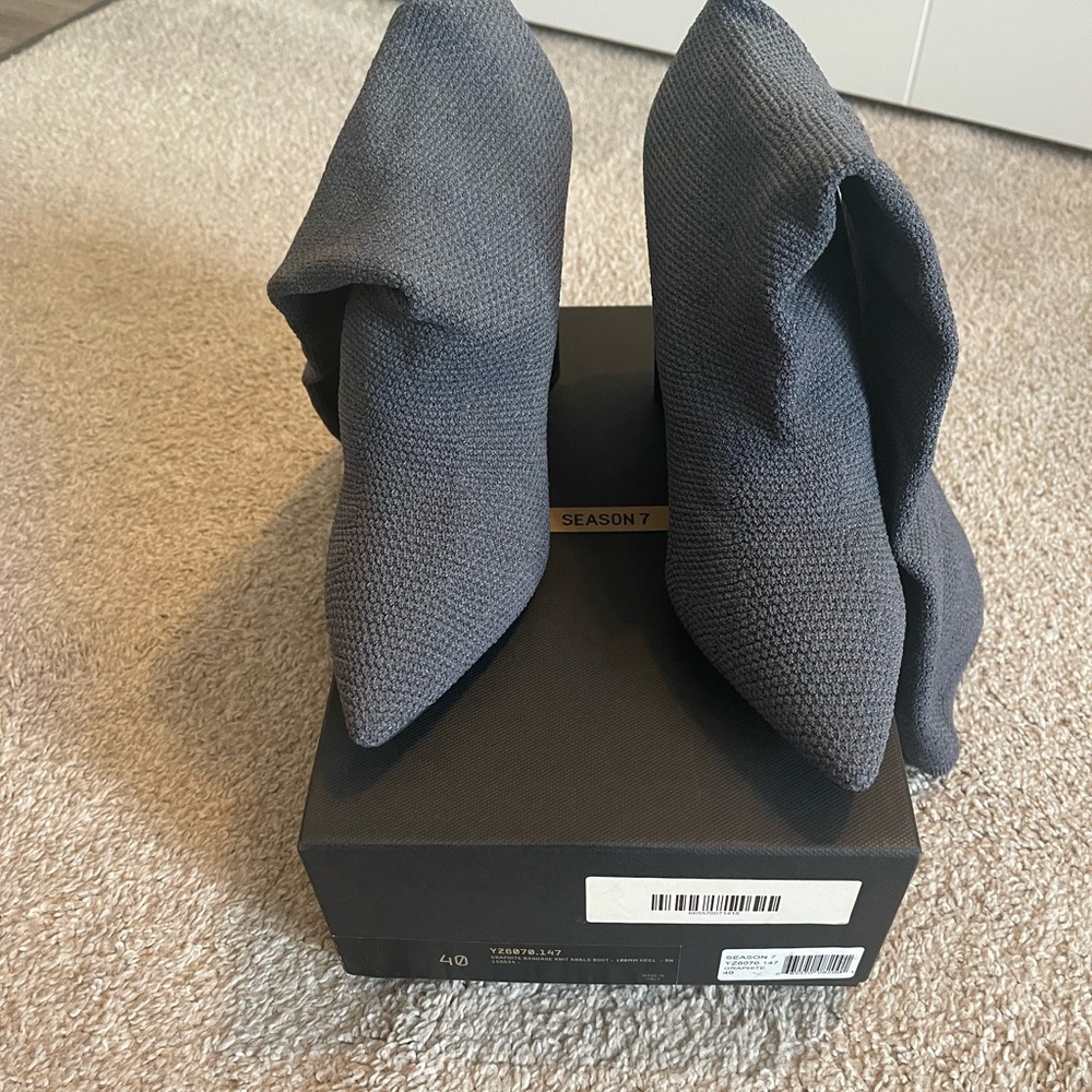 BRAND NEW Yeezy boots season 7 for women size 40 color graphite